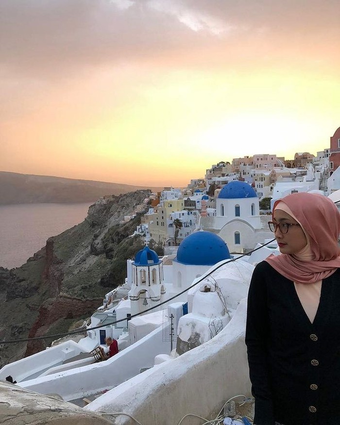 Pemandangan alam dan bangunan Santorini yang khas selalu jadi tempat yang menarik untuk berfoto. Apalagi, dilengkapi dengan cahaya matahari yang ada di belakang Desy Ratnasari. (foto: instagram.com/desyratnasariterdepan)