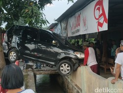 Mobil Ini Nangkring di Pagar Warga Karanganyar, Bagaimana Ceritanya?