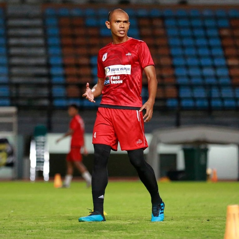 Pesepakbola Alih Profesi Jadi PNS Deretan Pesepakbola yang alih profesi menjadi seorang PNS