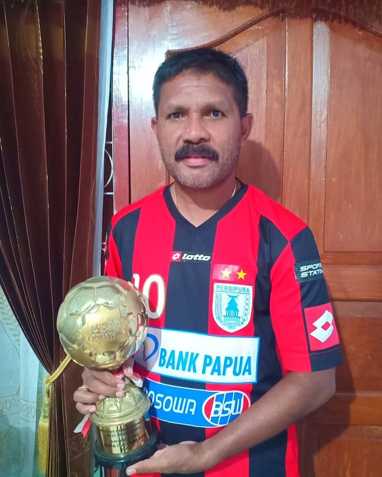 Pesepakbola Alih Profesi Jadi PNS Deretan Pesepakbola yang alih profesi menjadi seorang PNS