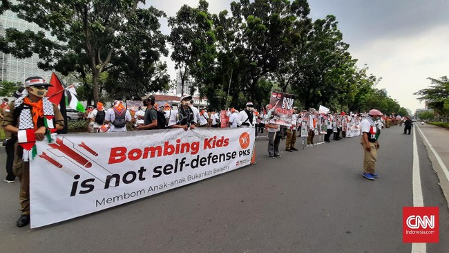 Presiden PKS Ahmad Syaikhu dan ratusan kadernya menggelar demo mendukung pembebasan Palestina di depan gedung Kedubes AS, Jakarta, Kamis (20/5).