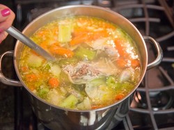 Wanita Curhat ke Suami Nggak Bisa Masak Sayur Sop, Warganet Malah Ramai Nyinyir