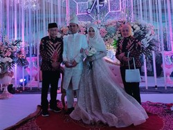 Gemerlap Pelaminan UAS-Fatimah, Nuansa Emas hingga Inisial AF