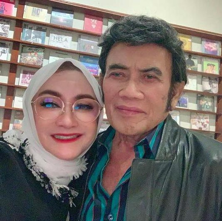 <p>Meski sudah berumur, keduanya tetap mesra layaknya pasangan muda-mudi ya, Bunda? (Foto: Instagram @riccarhoma)</p>