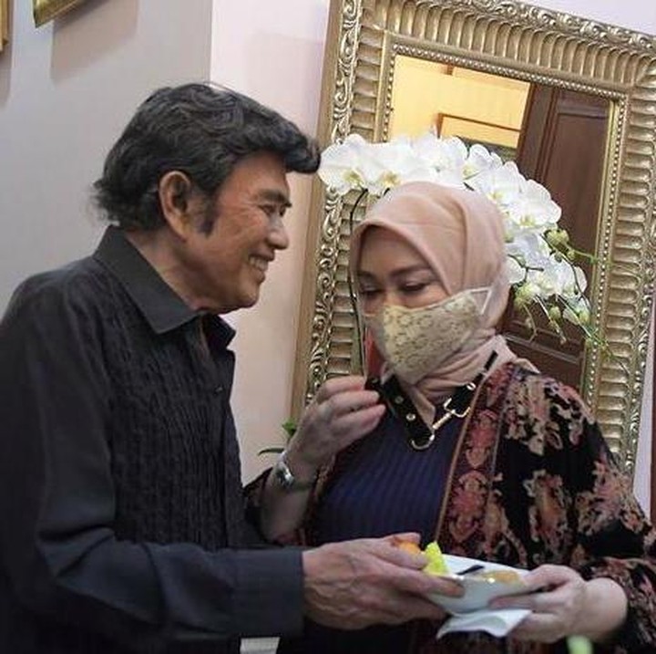 <p>Di usia pernikahannya yang sudah 36 tahun, Ricca Rachim dan Rhoma Irama tetap mesra ya? (Foto: Instagram @riccarhoma)</p>