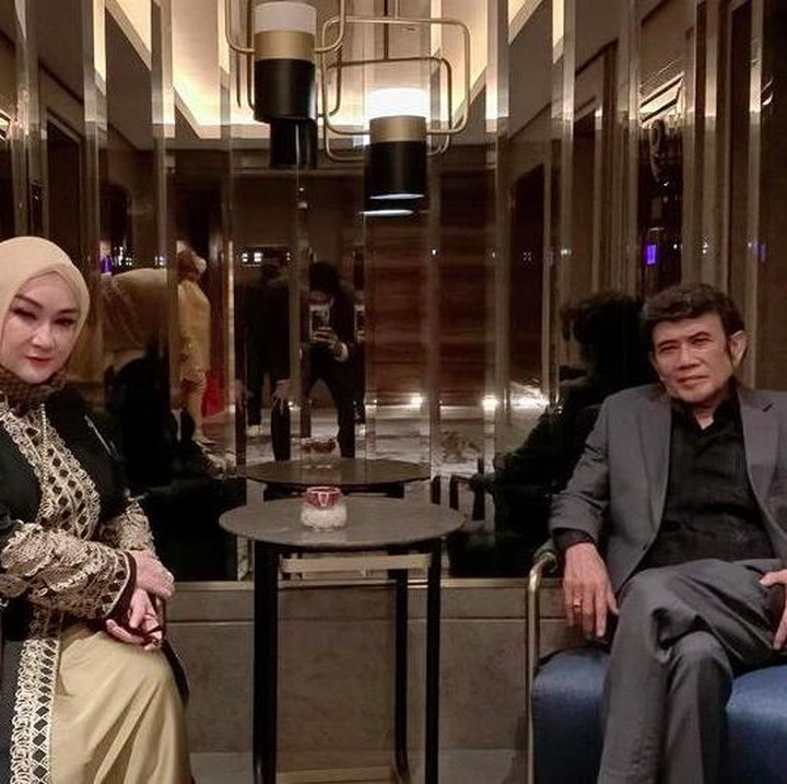 <p>Dari pernikahannya dengan Rhoma Irama, Ricca Rachim tak dikaruniai anak namun keduanya sepakat mengangkat anak yaitu Ridho Irama. (Foto: Instagram @riccarhoma)</p>