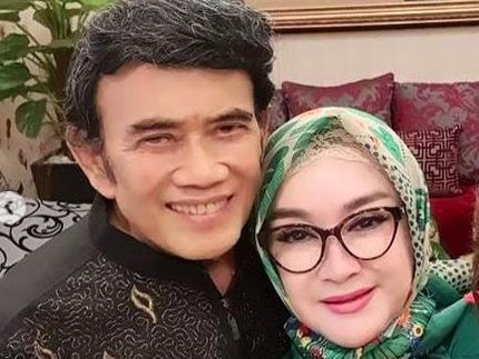 7 Potret Ricca Rachim Istri Rhoma Irama, Tetap Cantik & Menawan di Usia 62 Tahun