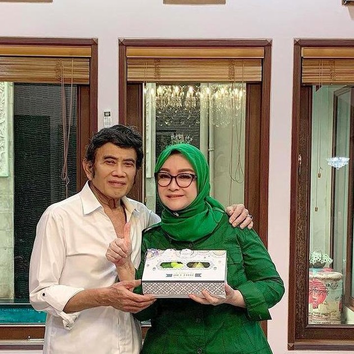 <p>Pada 17 April lalu, Ricca Rachim berulang tahun ke-62, Bunda. Meski sudah kepala enam, perawakannya tetap cantik dan awet muda ya, Bunda? (Foto: Instagram @riccarhoma)</p>