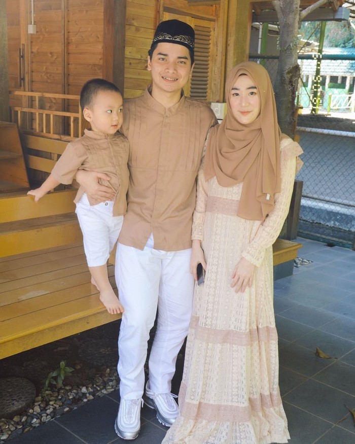 Selama ini keluarga kecil mereka selalu tampak harmonis. Alvin dan Larissa kerap membagikan kebahagiaan mereka di media sosial. (foto: instagram.com/alvin_411)