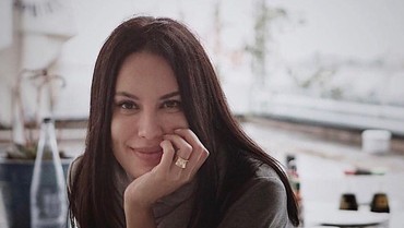 img-title Foto Ayah Sophia Latjuba Bikin Salfok, Terlihat Sangat Mirip Ariel NOAH