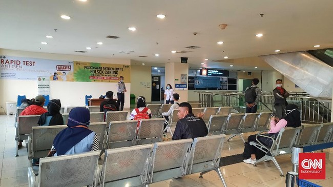 Pemudik masih memadati Terminal Pulogebang untuk menjalani tes covid-19 demi bisa mudik usai larangan berakhir 17 Mei lalu.