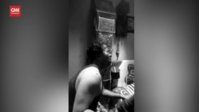 VIDEO: Cemburu Buta, Pria Aniaya Pesaingnya