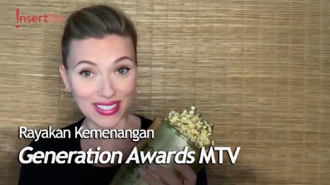 Scarlett Johansson Murka Wajahnya Disiram Suami saat Siarang Langsung