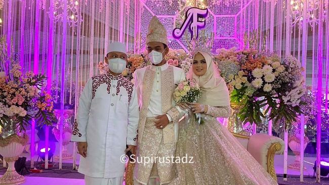 The make-up of Fatimah Az Zahra, the wife of UAS at the reception, is in the spotlight