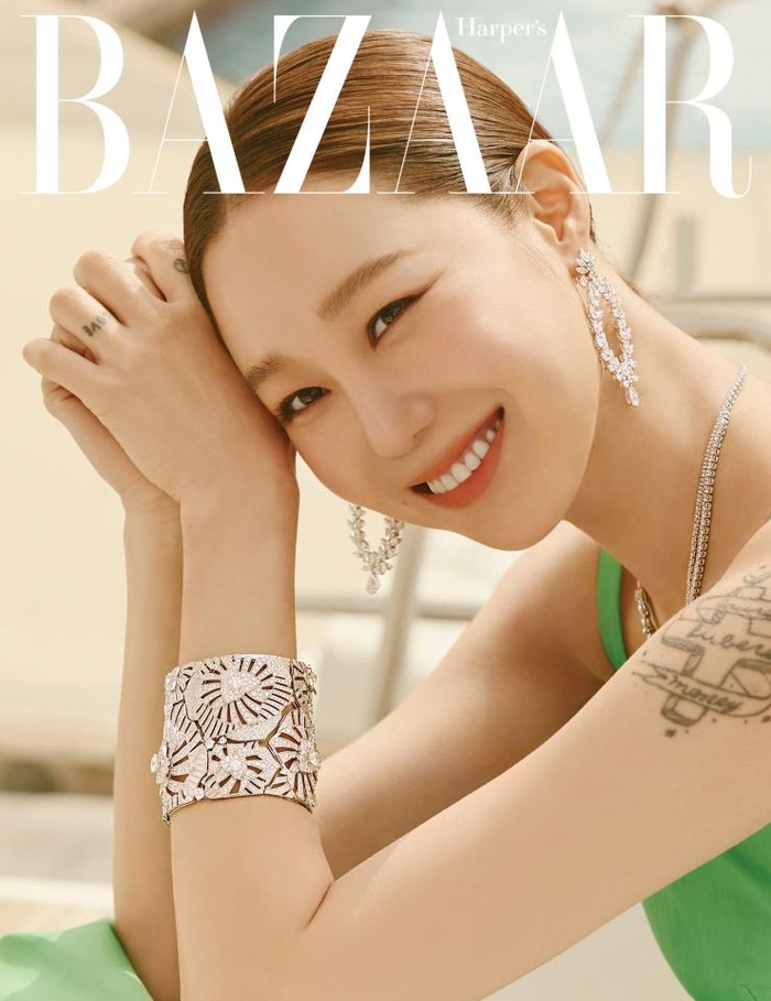 Aktris berusia 41 tahun ini menjadi model untuk merk perhiasan dan jam mewah Piaget. Perhiasan emas putih yang dikenakan dipadu dengan gaun hijau tampak membuatnya 'fresh and elegant' dalam pemoteretan di atas kapal bersama Harper's Bazaar/Sumber/Soompi.