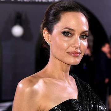 Bikin Merinding, Angelina Jolie Lakukan Pemotretan dengan Dikerumuni Lebah