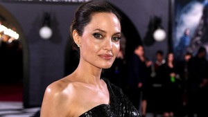 Bikin Merinding, Angelina Jolie Lakukan Pemotretan dengan Dikerumuni Lebah