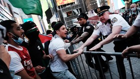 FOTO: Baku Hantam Pedemo Palestina dan Israel di Times Square