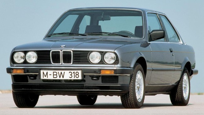 Film 1980an 'Catatan Si Boy' melambungkan popularitas BMW Seri 3 E30, anak muda yang dulu nonton sekarang punya duit masih memburu mobil ini.