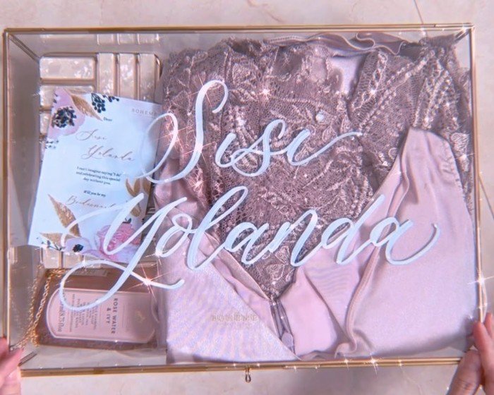 Box bridesmaid Nanda Arsyinta ini berisikan bridesmaid robe, bridesmaid dress, clutch bag, hand soap dan greeting card yang cantik. Semuanya dikemas rapi untuk para sahabat sehingga nantinya siap digunakan saat hari H pernikahan. Wah, semoga lancar terus ya Nanda! (Foto: instagram.com/nandaarsynt)