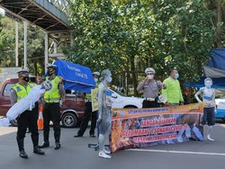 Polisi Kota Kediri Ingatkan Bahaya COVID-19 dengan Keranda dan Boneka Pocong