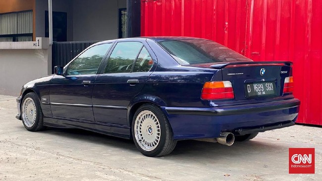 Ada alasan mendasar terkait tidak adanya sistem mekanis wiper pada kaca belakang mobil sedan.