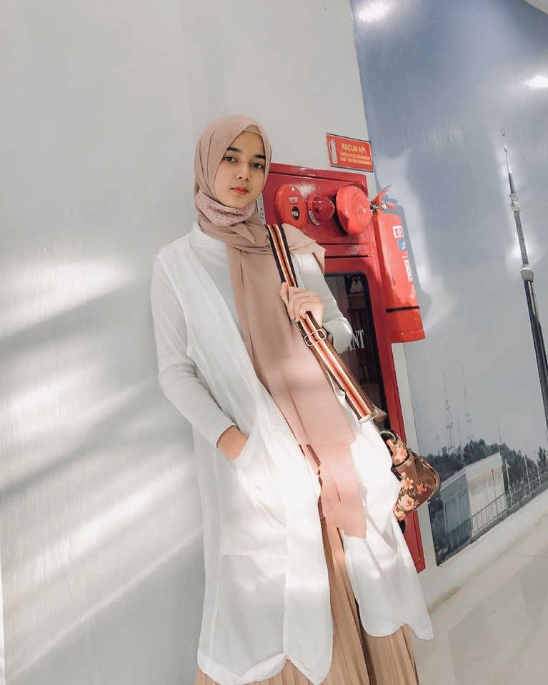 Cut Rauzha Seleb TikTok Seleb TikTok asal Aceh yang bernama Cut Rauzha Amalia mencuri perhatian karena fotonya sering di pajang di bak truk. Yuk kita intip!