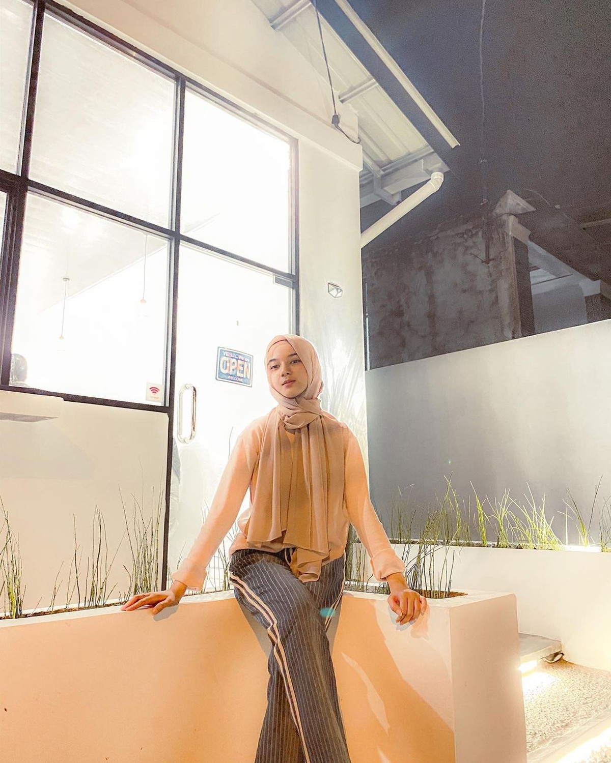 Seleb TikTok asal Aceh yang bernama Cut Rauzha Amalia mencuri perhatian karena fotonya sering di pajang di bak truk&period; Yuk kita intip&excl;