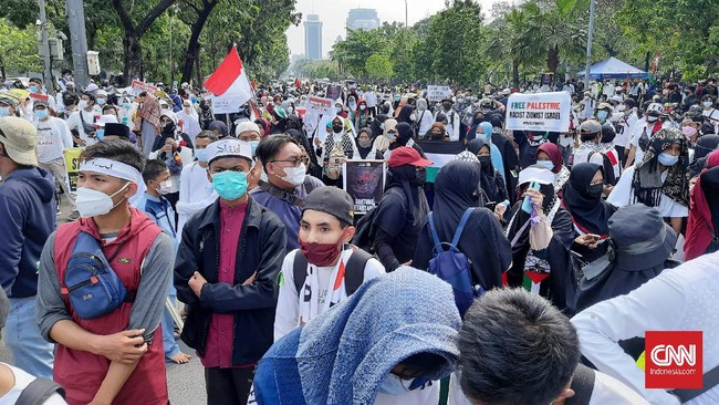 Orang tua membawa anak-anaknya ikut aksi bela Palestina di Kedubes AS Jakarta agar mereka bisa merasakan empati sejak dini.