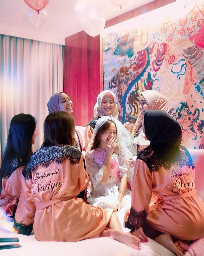 Dikelilingi para sahabat, Nanda bak jadi princess sehari yang begitu istimewa. Para sahabat juga terlihat kompak mengenakan bridesmaid robe yang diberi bordiran nama masing-masing. (Foto: instagram.com/nandaarsynt)
