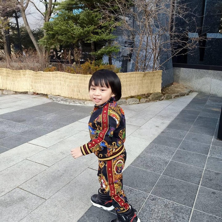 <p>Elvano Arelian tumbuh menjadi anak laki-laki yang sangat aktif. Ivan kerap mengunggah potret keseharian sang putra, termasuk ketika sedang berlibur. Foto ini diambil ketika mereka sedang melancong ke Korea Selatan, Bunda. (Foto: Instagram: @elvanoarelian11)</p>