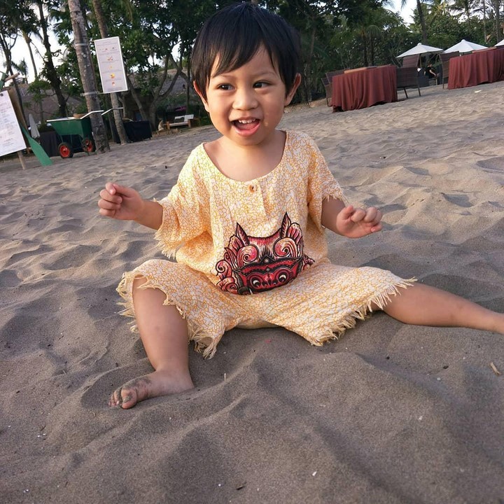 <p>Elvano diketahui lahir di Jakarta, 17 Juli 2017. Ia kini tumbuh menjadi bocah laki-laki yang menggemaskan dan sudah memiliki akun Instagram sendiri lho. (Foto: Instagram: @elvanoarelian11)</p>