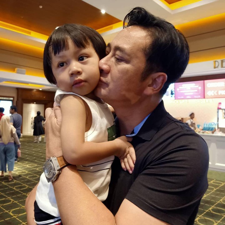 <p>Jadi anak laki-laki paling muda, Elvano begitu disayangi oleh Ivan Fadilla. Ia tak segan menampilkan potret keharmonisan bersama sang putra. (Foto: Instagram: @elvanoarelian11)</p>