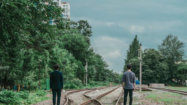 Serial bergenre fantasi thriller ini mengisahkan tentang upaya detektif mengungkap kasus pembunuhan di dunia paralel. Berikut sinopsis drama Korea Train.