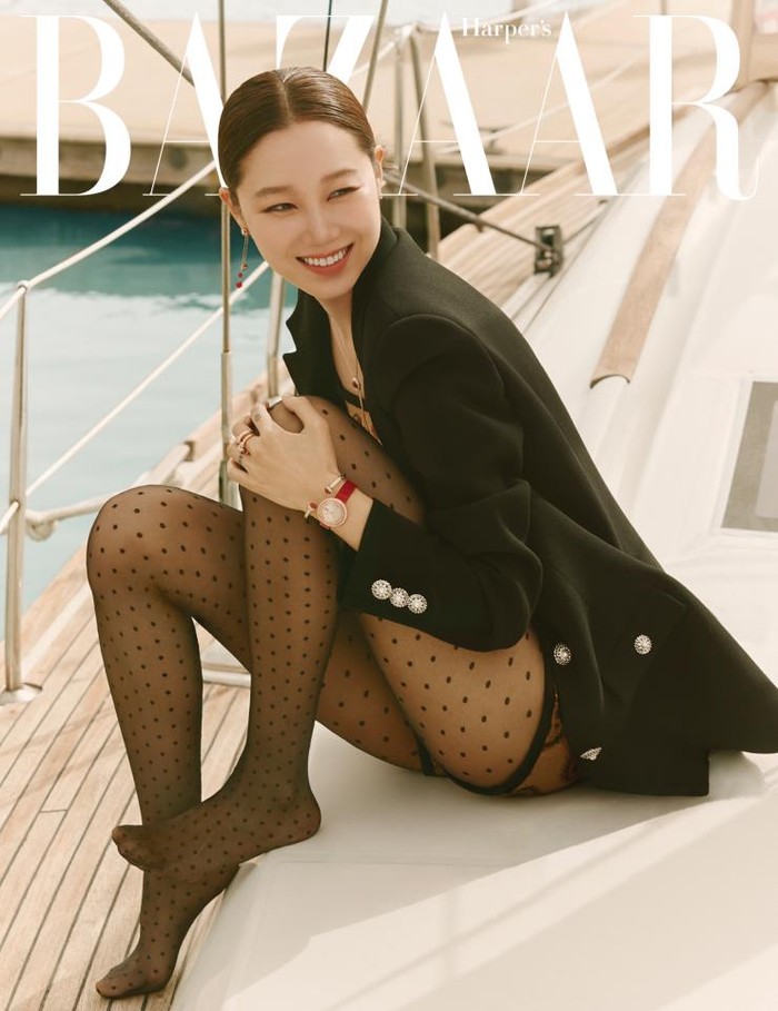 Hyo Jin tampil seksi dan glamour dengan setelan blazer dengan paduan stocking hitam polkadot/Sumber/Soompi.