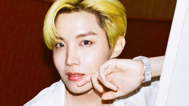 Big Hit Music mengonfirmasi J-Hope positif Covid setelah mengalami gejala sakit tenggorokan.