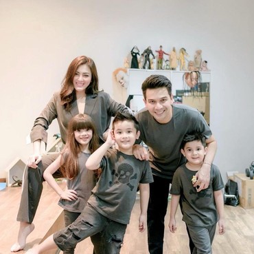 Paman Sebut akan Cerai, Jonathan Frizzy Asyik Main bareng Anak & Istri