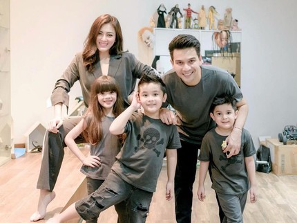 7 Potret Harmonis Jonathan Frizzy & Istri yang Sudah 9 Tahun Menikah