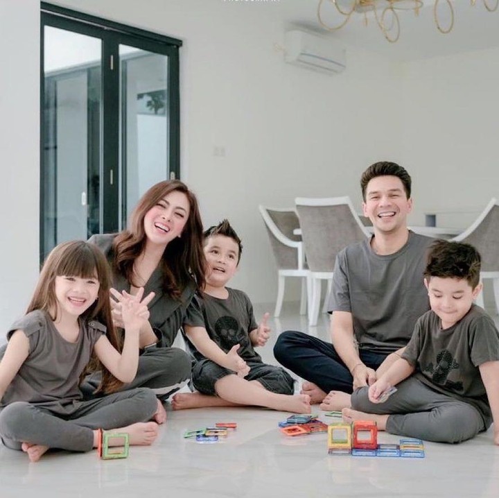 <p>Jonathan Frizzy dan Dhena memiliki tiga orang anak yakni si kembar Zoe dan Zac, serta si bungsu Zayn. Mereka sudah tumbuh besar menjadi anak-anak yang aktif, Bunda. (Foto: Instagram: @dhenafrizzy)</p>