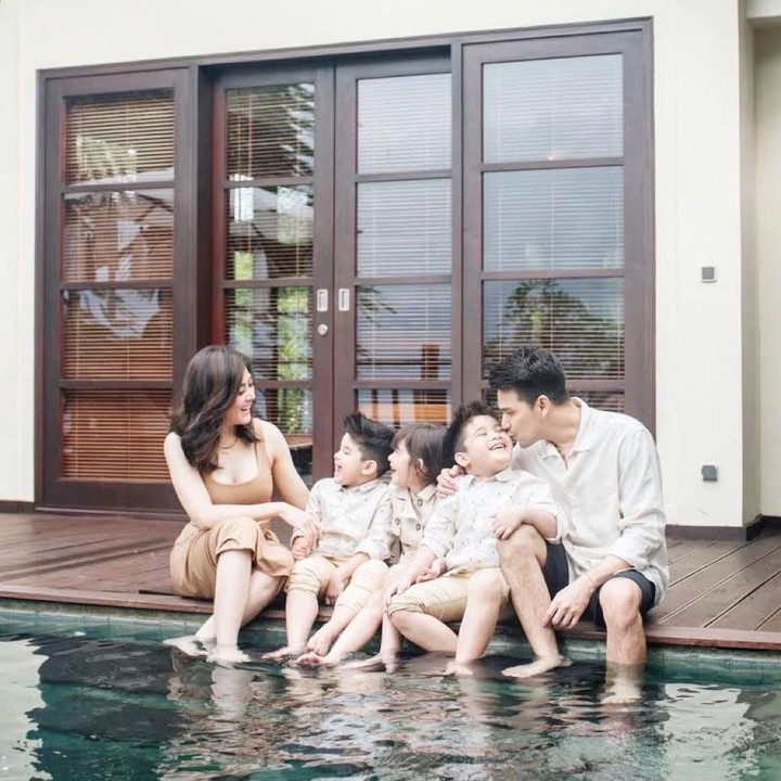 <p>Jonathan Frizzy menikah dengan wanita bernama Dhena Devanka pada 27 Mei 2012. Dari pernikahan itu, mereka dikaruniai tiga buah hati yang menggemaskan. (Foto: Instagram: @dhenafrizzy)</p>
