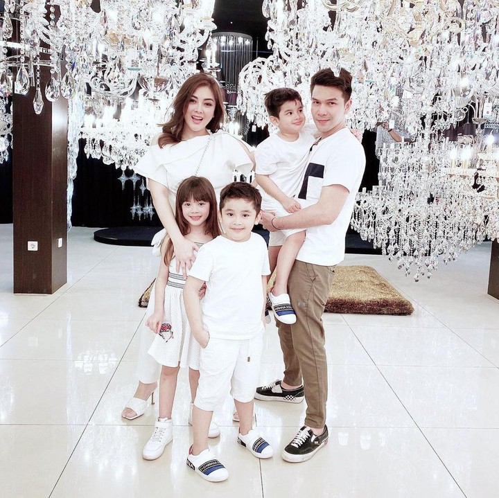 <p>Banyak orang menyebut Jonathan Frizzy dan Dhena Aldhalia sebagai <em>couple goals.</em> Keluarga mereka terlihat sangat harmonis meski Jonathan kerap berakting mesra dengan lawan main di sinetron. (Foto: Instagram: @dhenafrizzy)</p>