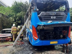 5 Mobil Hangus dalam Kebakaran di Pos Transit Bus Mampang Jaksel
