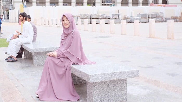 5 Gaya Busana Feminin dan Manis ala Larissa Chou