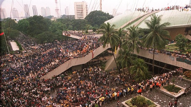 Kesaksian seorang aktivis '98 saat para mahasiswa yang menduduki kompleks parlemen mendengar pidato mundurnya Soeharto dari kursi presiden pada 1998 silam.