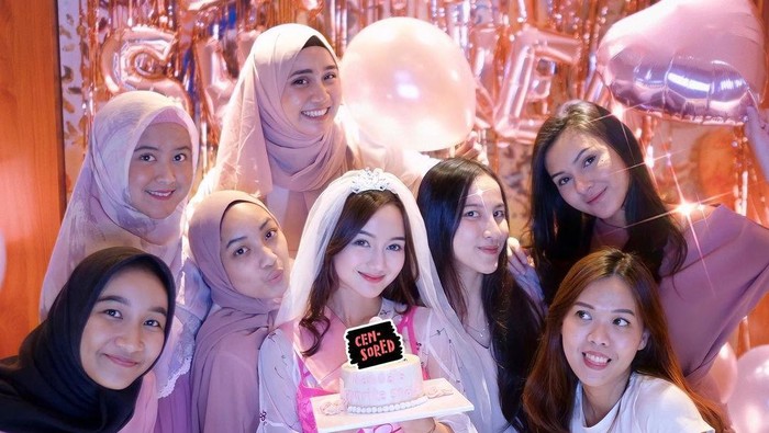 Menjelang hari pernikahannya, influencer cantik Nanda Arsyinta mendapatkan acara kejutan bridal shower dari para sahabatnya. Momen itu pun di unggah lewat akun instagram pribadinya @nandaarsynt (Foto: instagram.com/nandaarsynt)