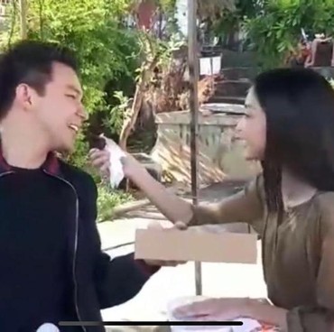 Potret Kedekatan Ririn Dwi Ariyanti dan Jonathan Frizzy yang Bikin Sang Istri Cemburu