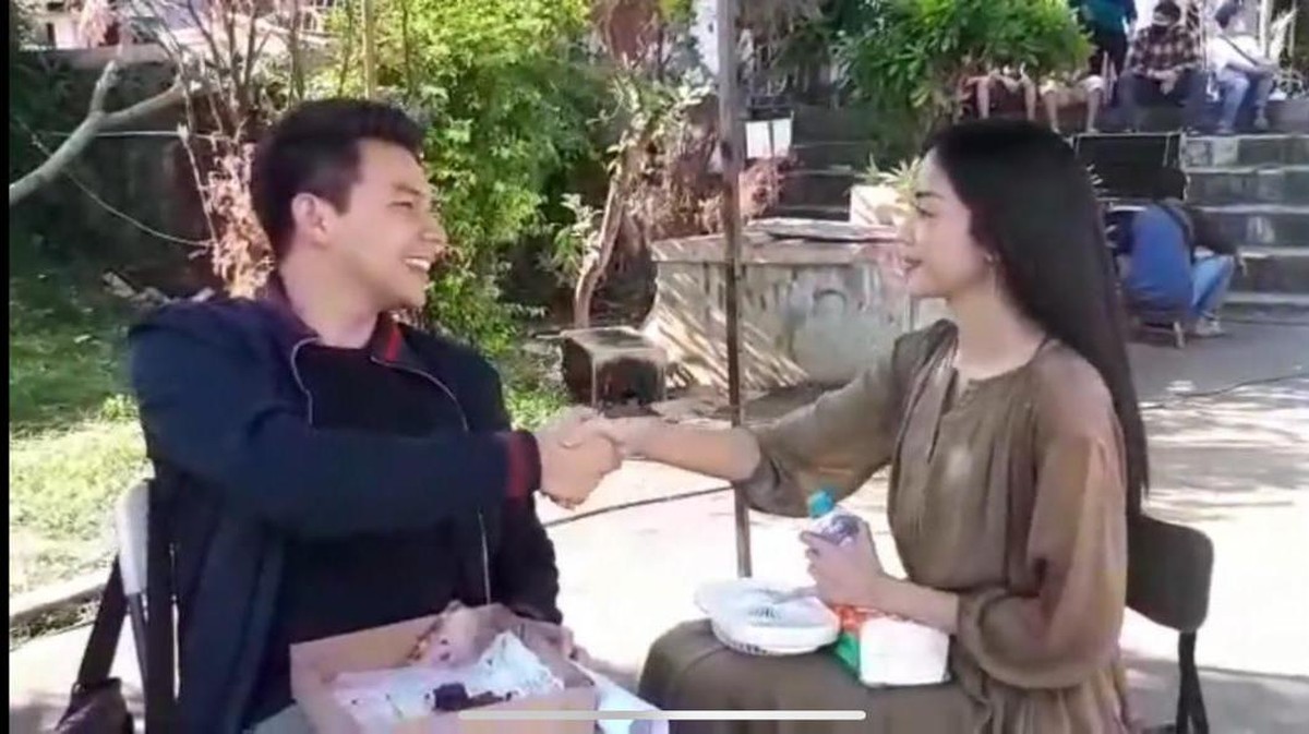 Jonathan Frizzy dan Ririn Dwi Ariyanti belakangan menjadi sorotan publik&period; Yuk kita intip momen potret berdua&excl;