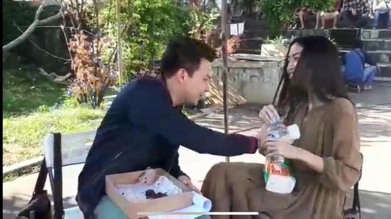 Momen Kedekatan Jonathan Frizzy dan Ririn Dwi Ariyanti Jonathan Frizzy dan Ririn Dwi Ariyanti belakangan menjadi sorotan publik. Yuk kita intip momen potret berdua!