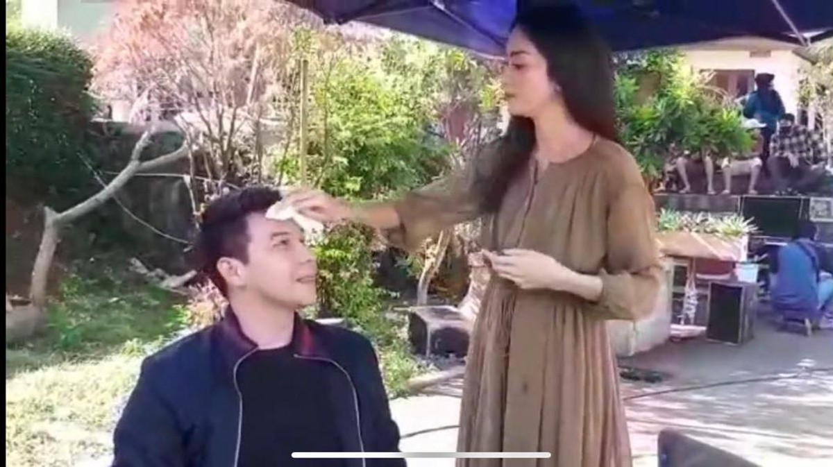 Jonathan Frizzy dan Ririn Dwi Ariyanti belakangan menjadi sorotan publik&period; Yuk kita intip momen potret berdua&excl;