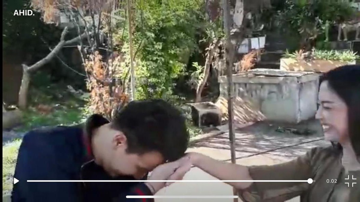 Jonathan Frizzy dan Ririn Dwi Ariyanti belakangan menjadi sorotan publik&period; Yuk kita intip momen potret berdua&excl;